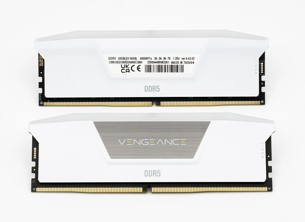 Dois módulos de memória DDR5 Corsair Vengeance RGB de 16 GB, fotografados na frente e no verso