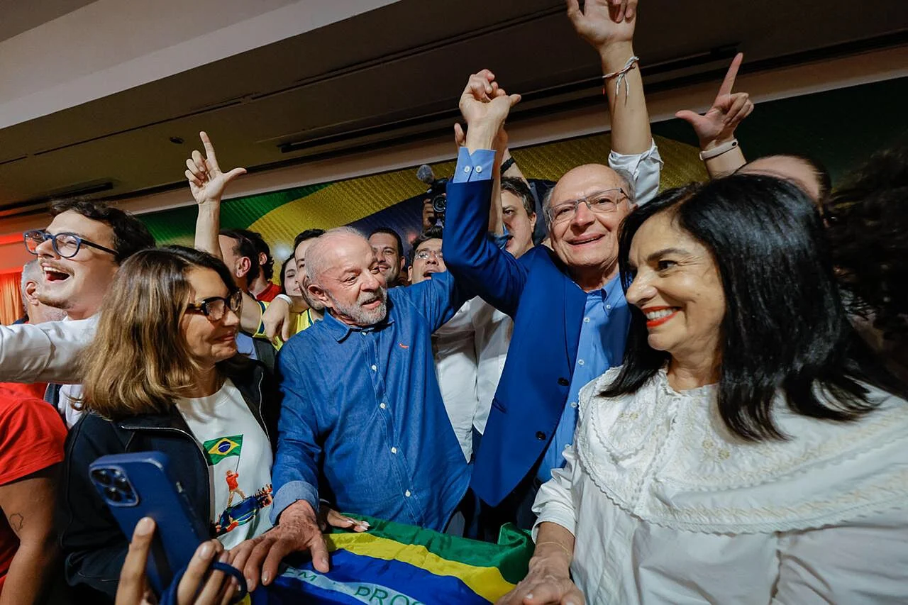 Luiz Inácio Lula da Silva comemora a reeleição presidencial de 2026 em São Paulo, cercado por apoiadores