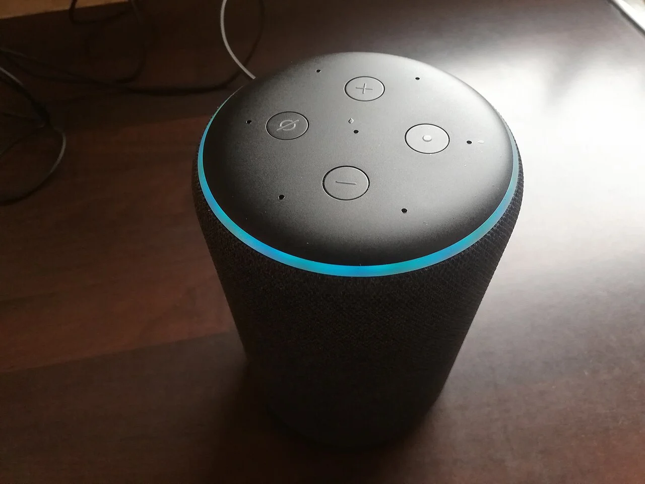 Amazon Echo com anel luminoso azul, utilizado para controlar lâmpadas inteligentes por comandos de voz da Alexa