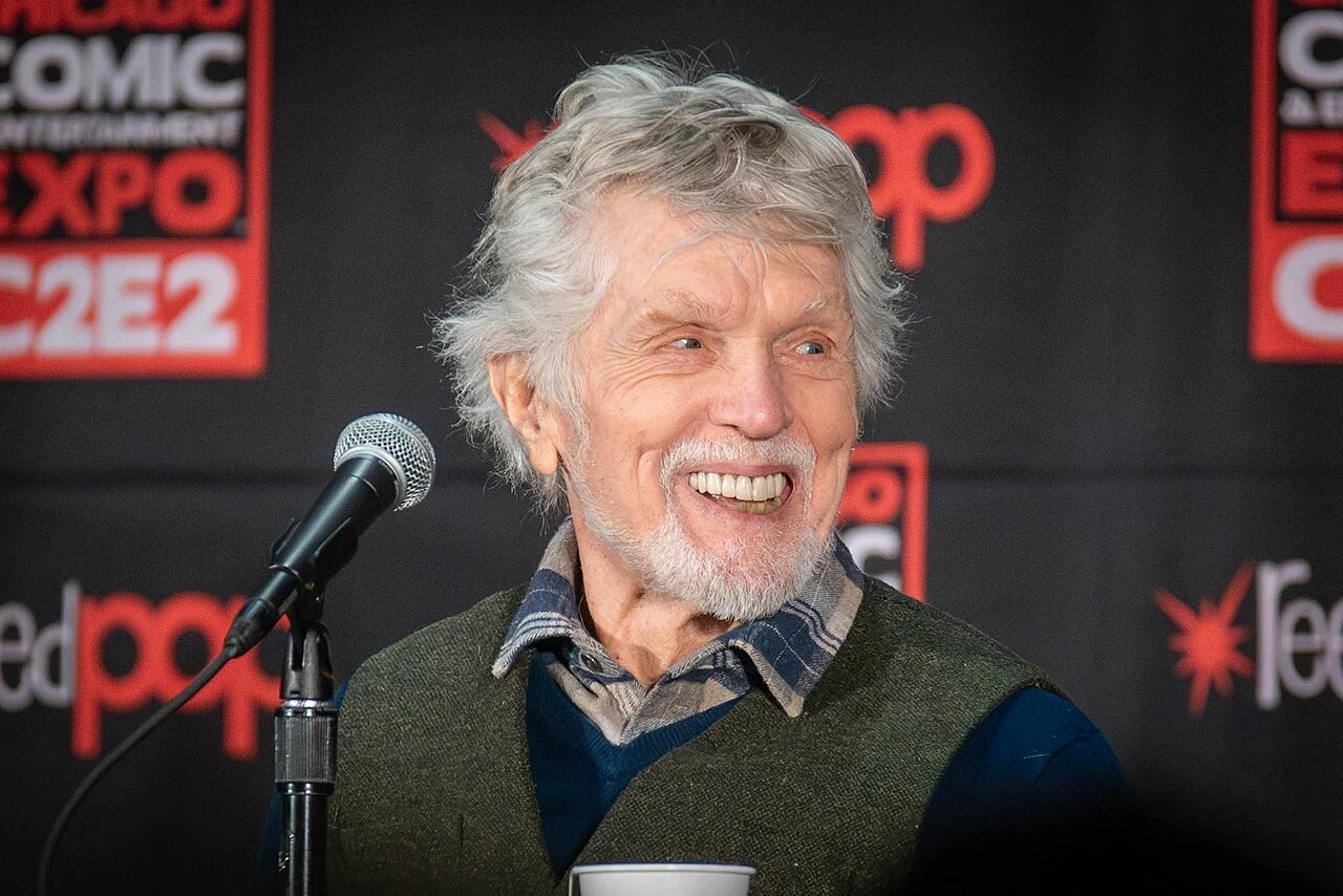 Tom Skerritt sorrindo durante uma participação na Chicago Comic and Entertainment Expo em 2024