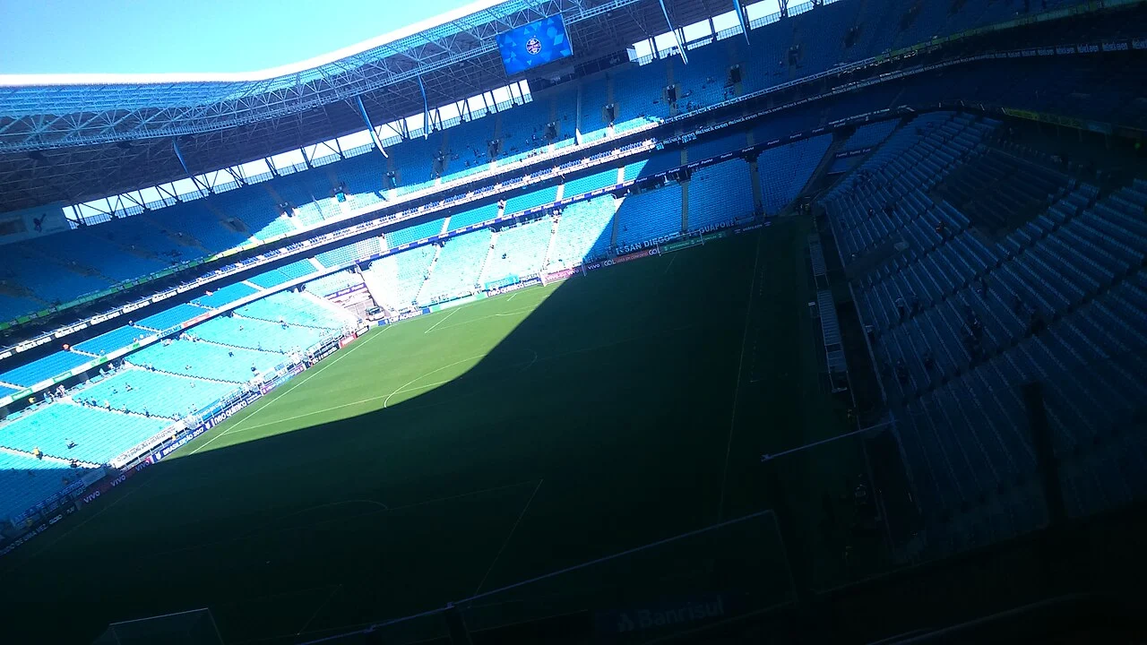 Arquibancadas e gramado da Arena do Grêmio, em Porto Alegre