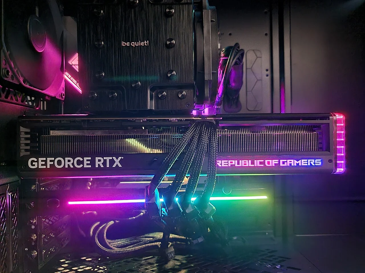 Placa de vídeo GeForce RTX instalada no gabinete de um computador com iluminação colorida