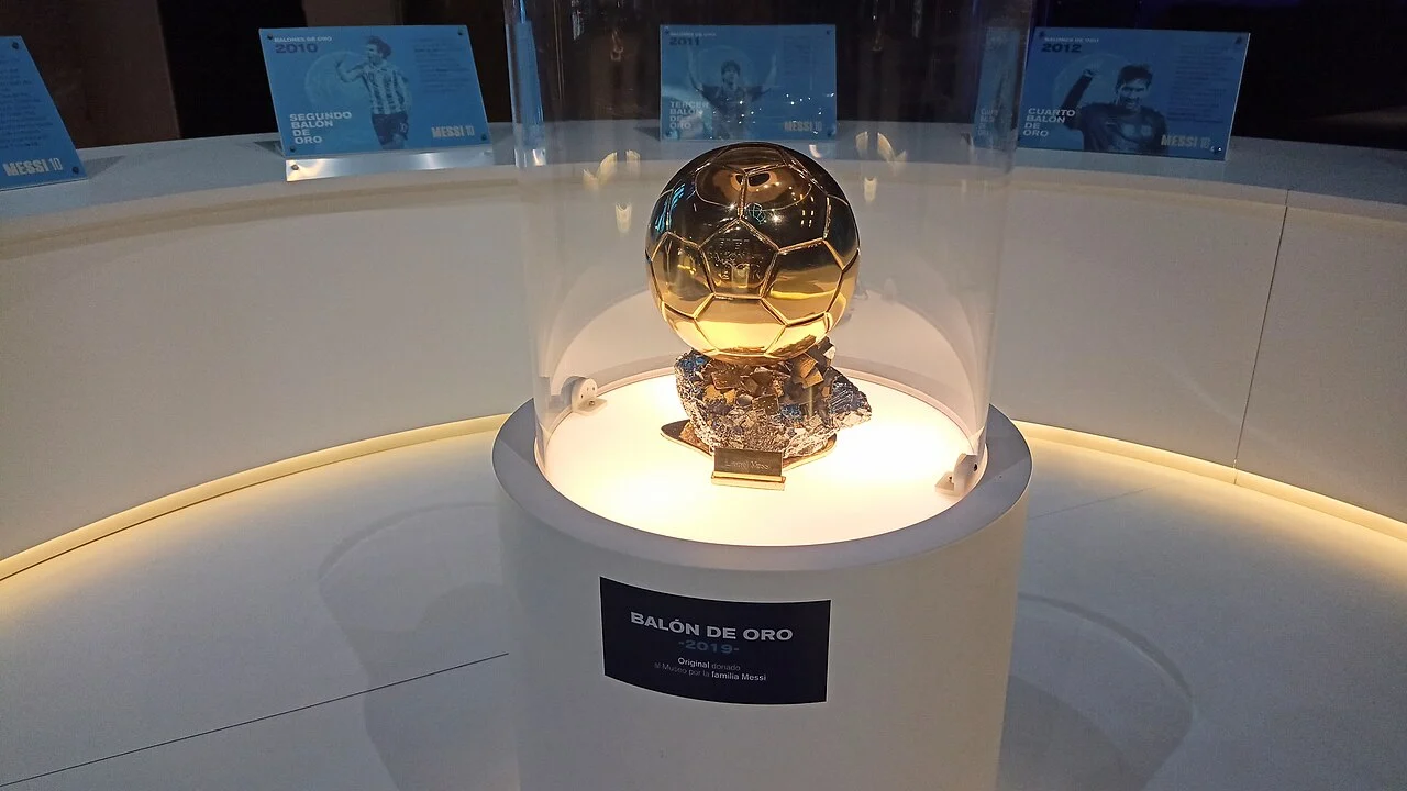 Troféu dourado da Bola de Ouro de Lionel Messi de 2019 exposto em museu