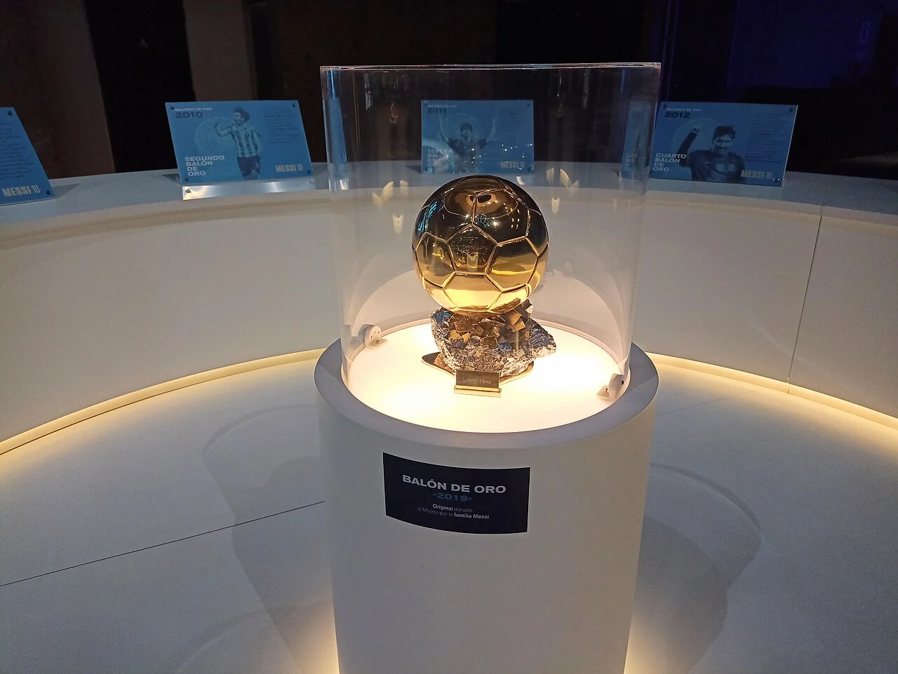 Troféu dourado da Bola de Ouro de Lionel Messi de 2019 exposto em museu