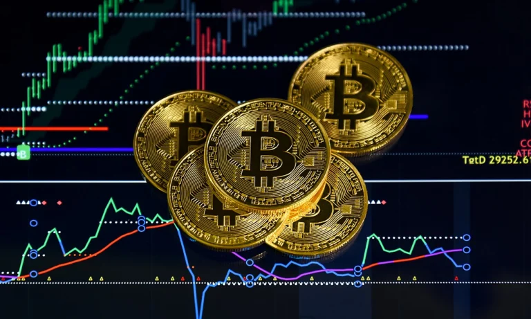 Moedas físicas ilustrativas de Bitcoin em frente a um gráfico de negociação