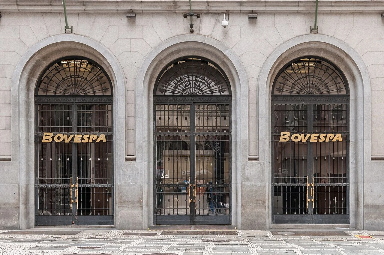 Fachada histórica da Bolsa de Valores de São Paulo com as antigas inscrições Bovespa