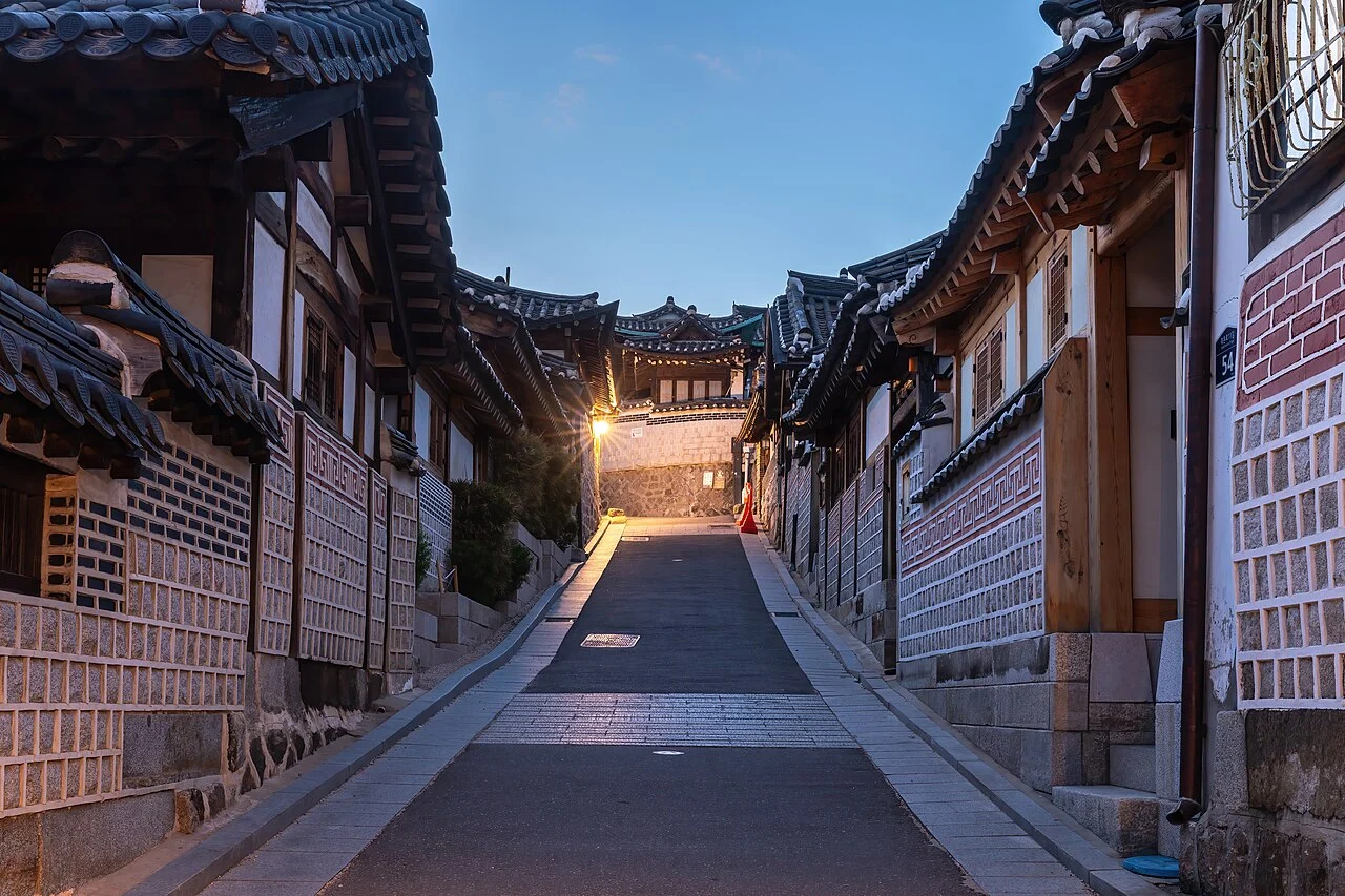 Rua com casas tradicionais de Bukchon Hanok Village em Seul, ao anoitecer