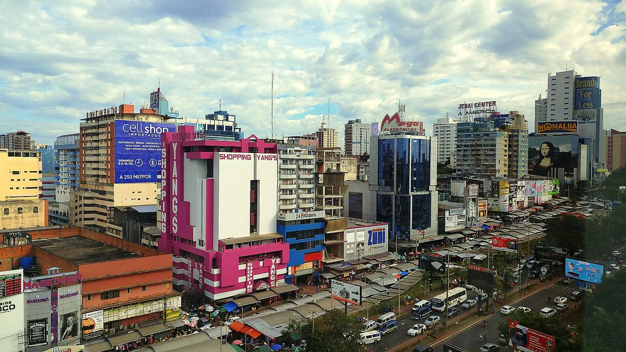 Prédios e lojas na região comercial de Ciudad del Este, no Paraguai.