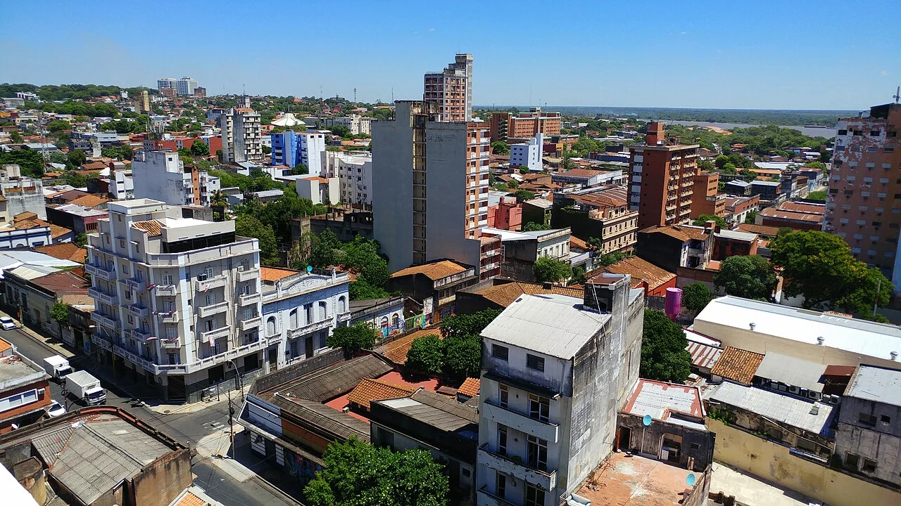 Vista do centro de Assunção, no Paraguai, com prédios e ruas da capital.