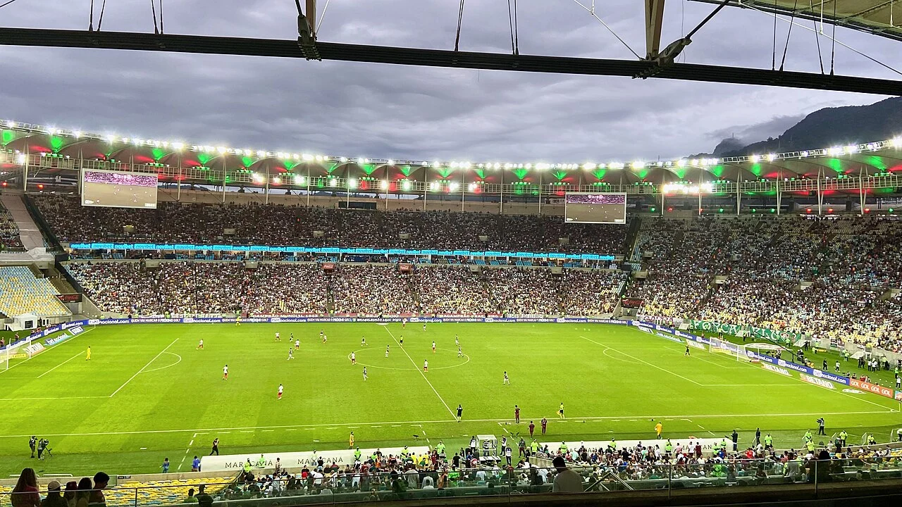Vista do gramado e das arquibancadas do Estádio do Maracanã, no Rio de Janeiro