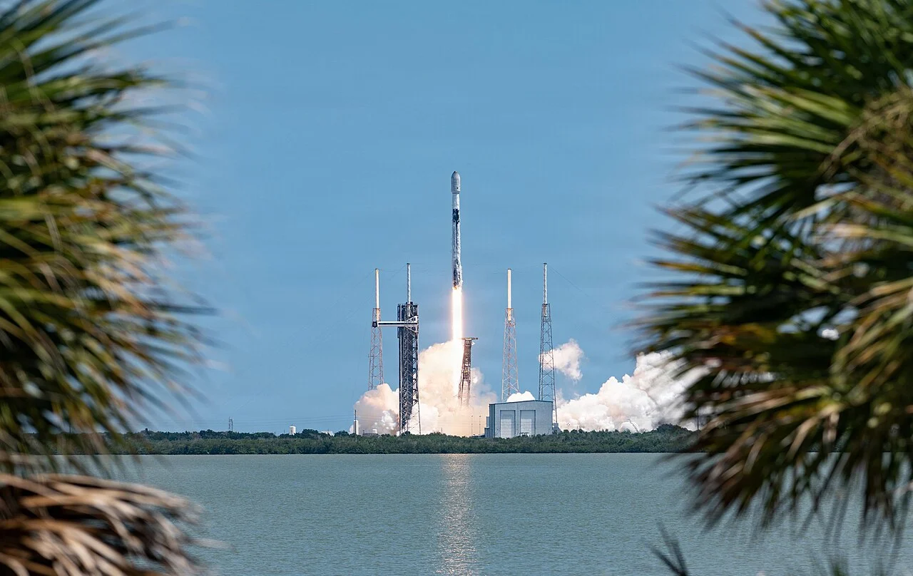 Foguete Falcon 9 transportando satélites Starlink decola em Cabo Canaveral, em agosto de 2026