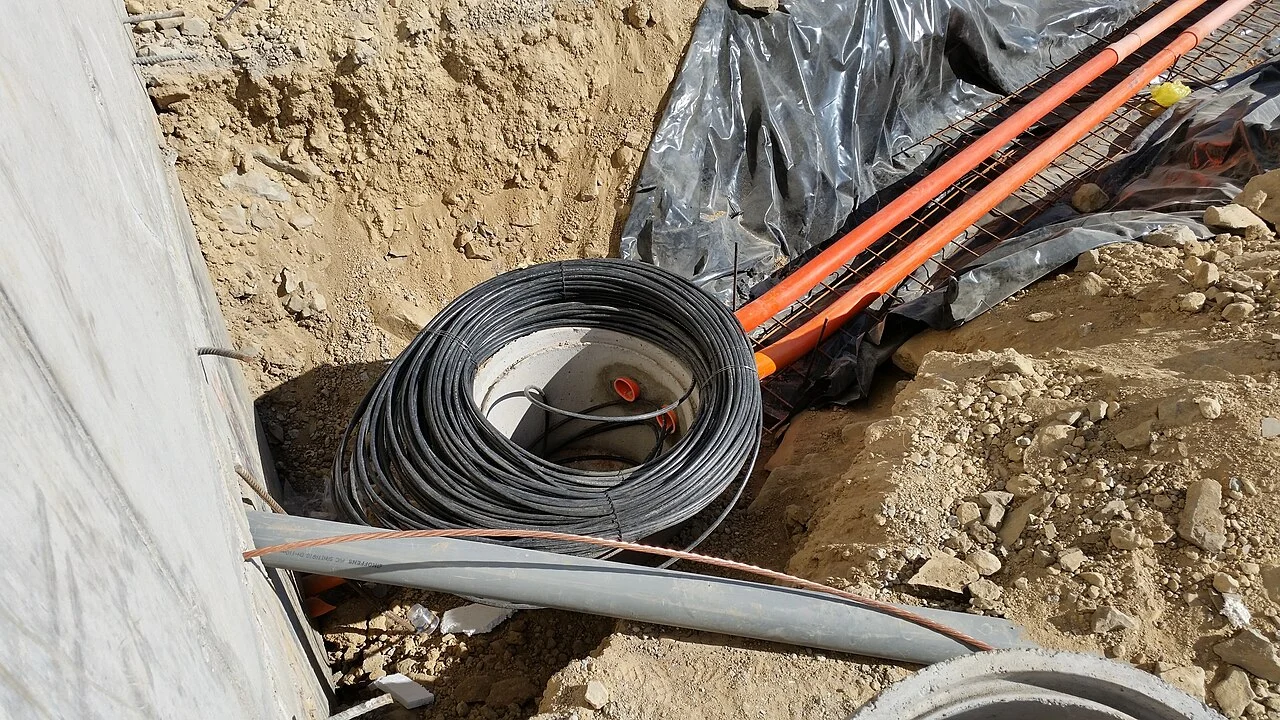 Bobina de cabos e dutos de fibra óptica durante uma instalação de infraestrutura