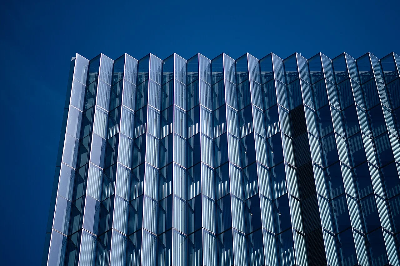 Fachada do edifício do tribunal federal na First Street, em Los Angeles, com grandes painéis de vidro