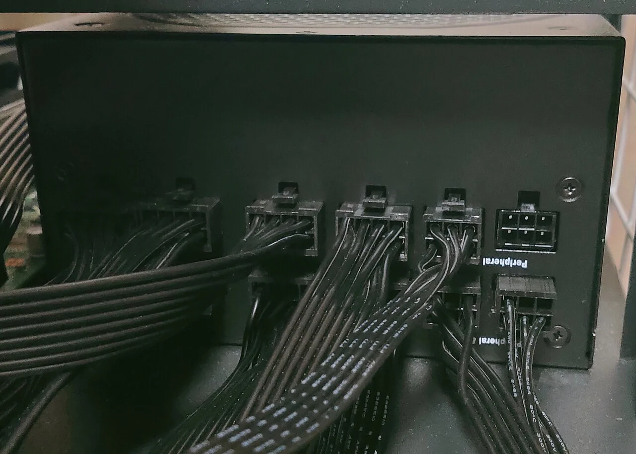 Parte traseira de uma fonte de alimentação modular para PC com diferentes cabos conectados