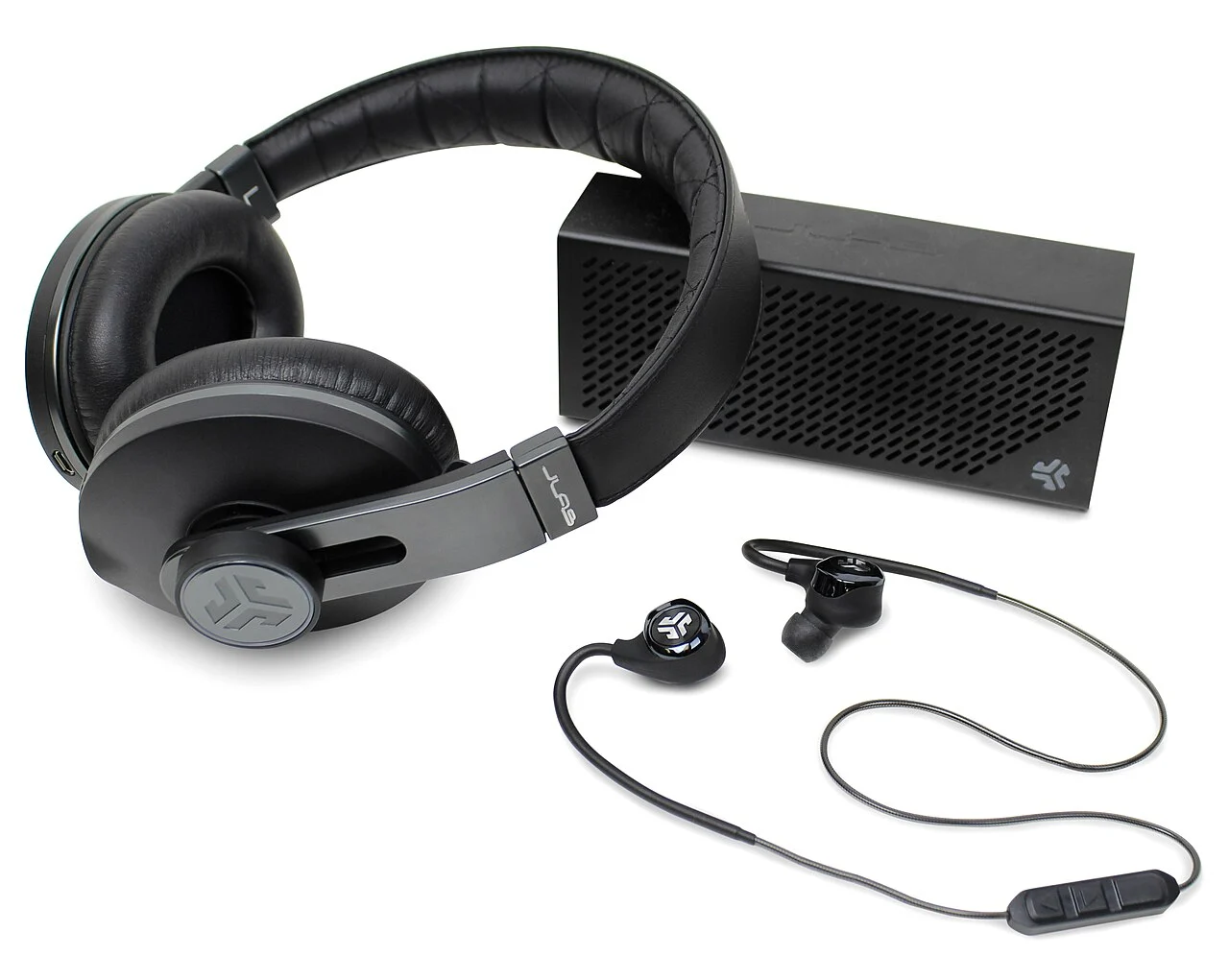 Headphone preto, fones intra-auriculares e caixa de som da JLab, ilustrando diferentes tipos de equipamentos de áudio