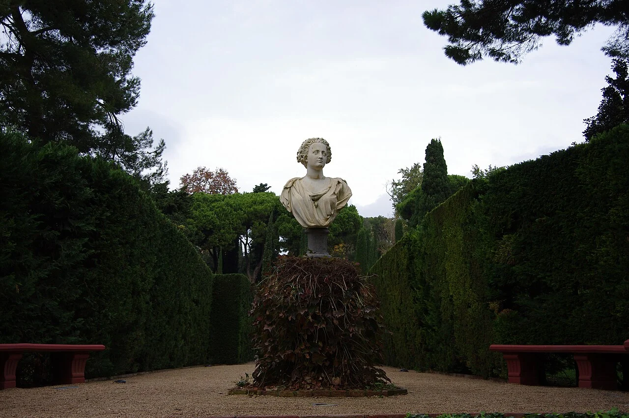 Escultura histórica cercada por vegetação nos Jardins de Santa Clotilde em Lloret de Mar, local das filmagens de O Problema Final