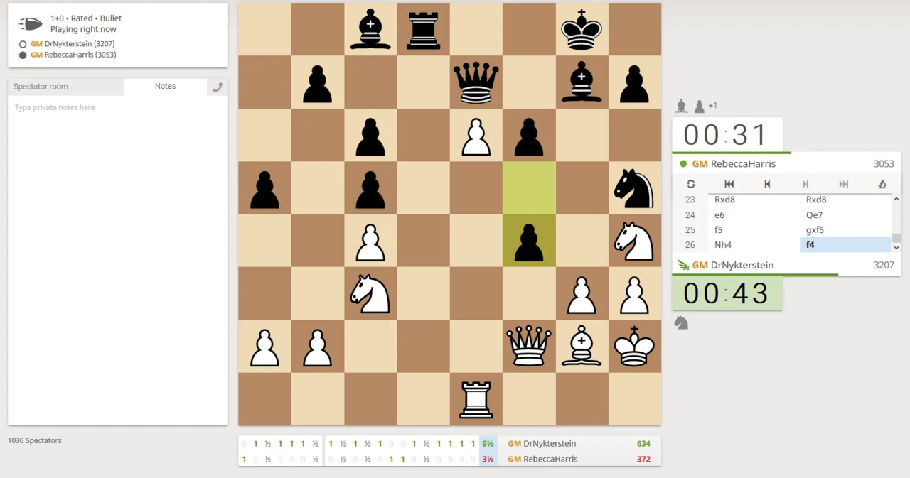 Partida de xadrez no Lichess com tabuleiro, relógios e histórico de movimentos na tela.
