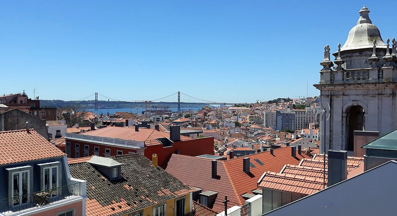Telhados de Lisboa com a Ponte 25 de Abril ao fundo, em Portugal