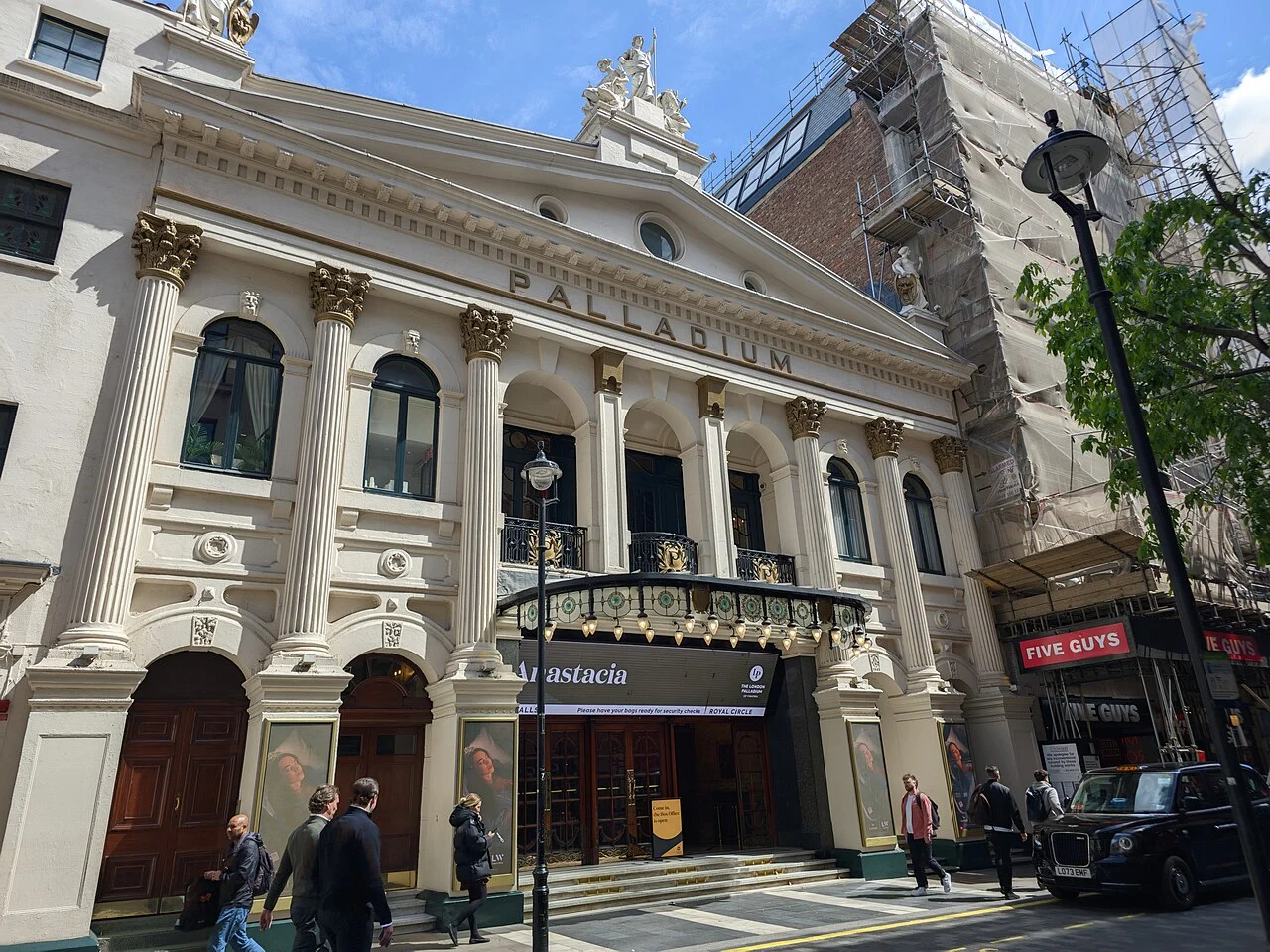 Fachada do London Palladium Theatre em fotografia de 2025