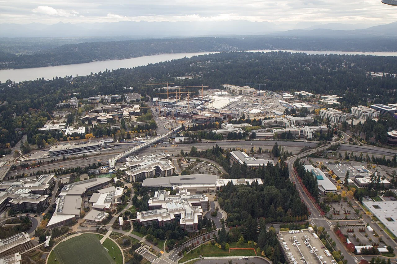 Vista aérea do campus da Microsoft em Redmond com edifícios e obras de ampliação em 2021