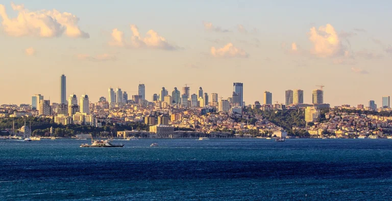 Vista panorâmica de Istambul, na Turquia, com edifícios modernos e área costeira