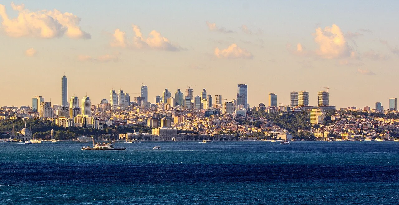 Vista panorâmica de Istambul, na Turquia, com edifícios modernos e área costeira