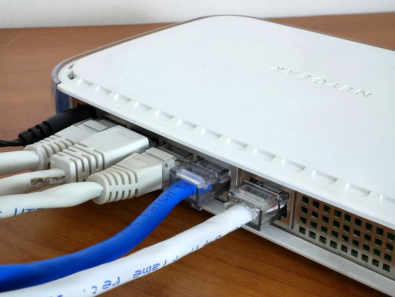 Cabos de rede Ethernet conectados às portas de um roteador doméstico