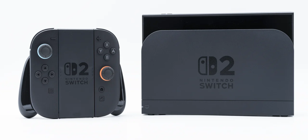 Nintendo Switch 2 com Joy-Con 2 e base dock sobre fundo branco