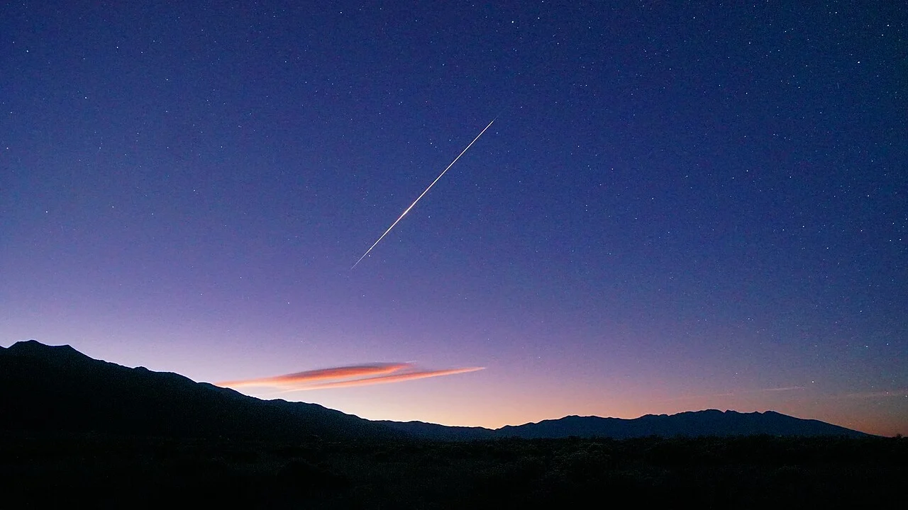 Foto incrível registra meteoros do cometa Halley cruzando céu estrelado