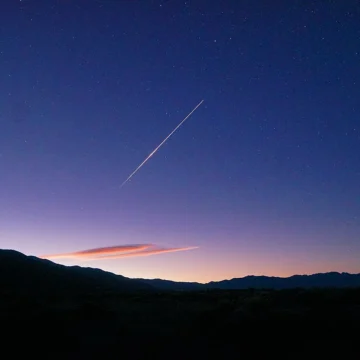 Foto impressionante registra meteoros do cometa Halley cruzando céu estrelado