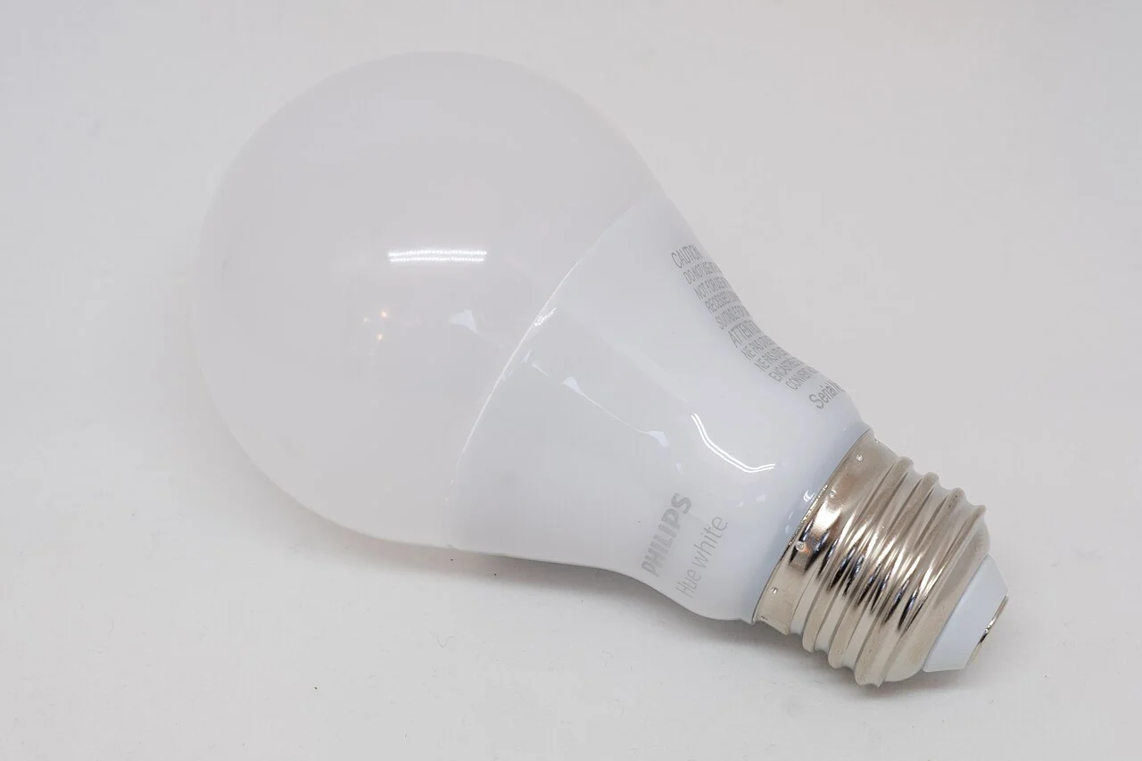 Lâmpada inteligente Philips Hue com encaixe E27, compatível com sistemas de automação residencial