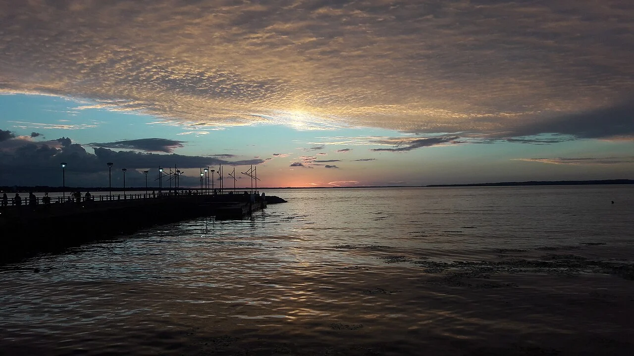 Entardecer à beira do rio Paraná, na orla de Encarnación, no Paraguai.