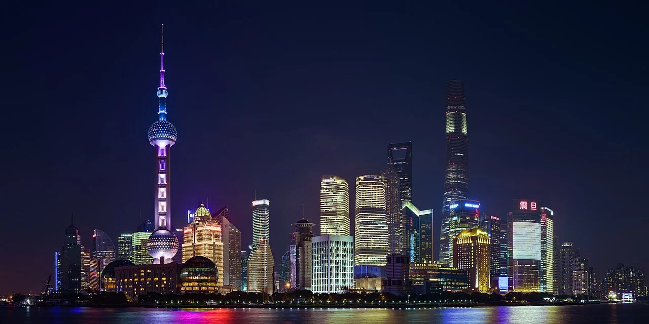 Arranha-céus de Pudong, em Xangai, vistos do outro lado do rio