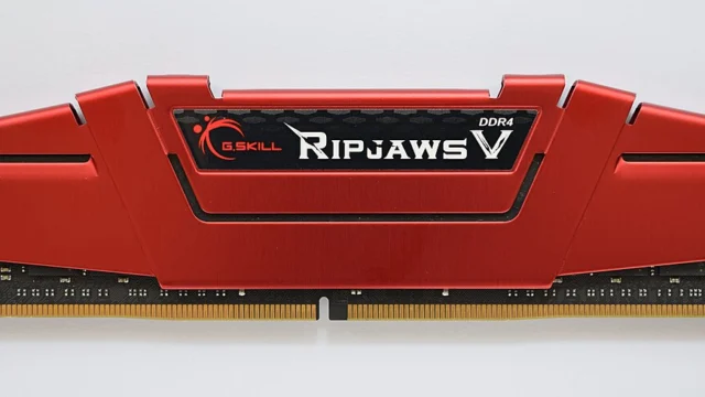 Módulo físico de memória RAM DDR4 com dissipador vermelho sobre fundo claro