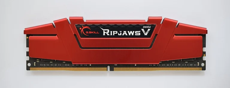 Módulo físico de memória RAM DDR4 com dissipador vermelho sobre fundo claro