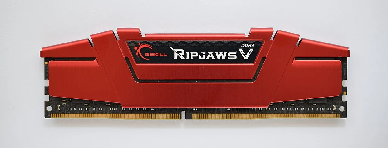 Módulo físico de memória RAM DDR4 com dissipador vermelho sobre fundo claro