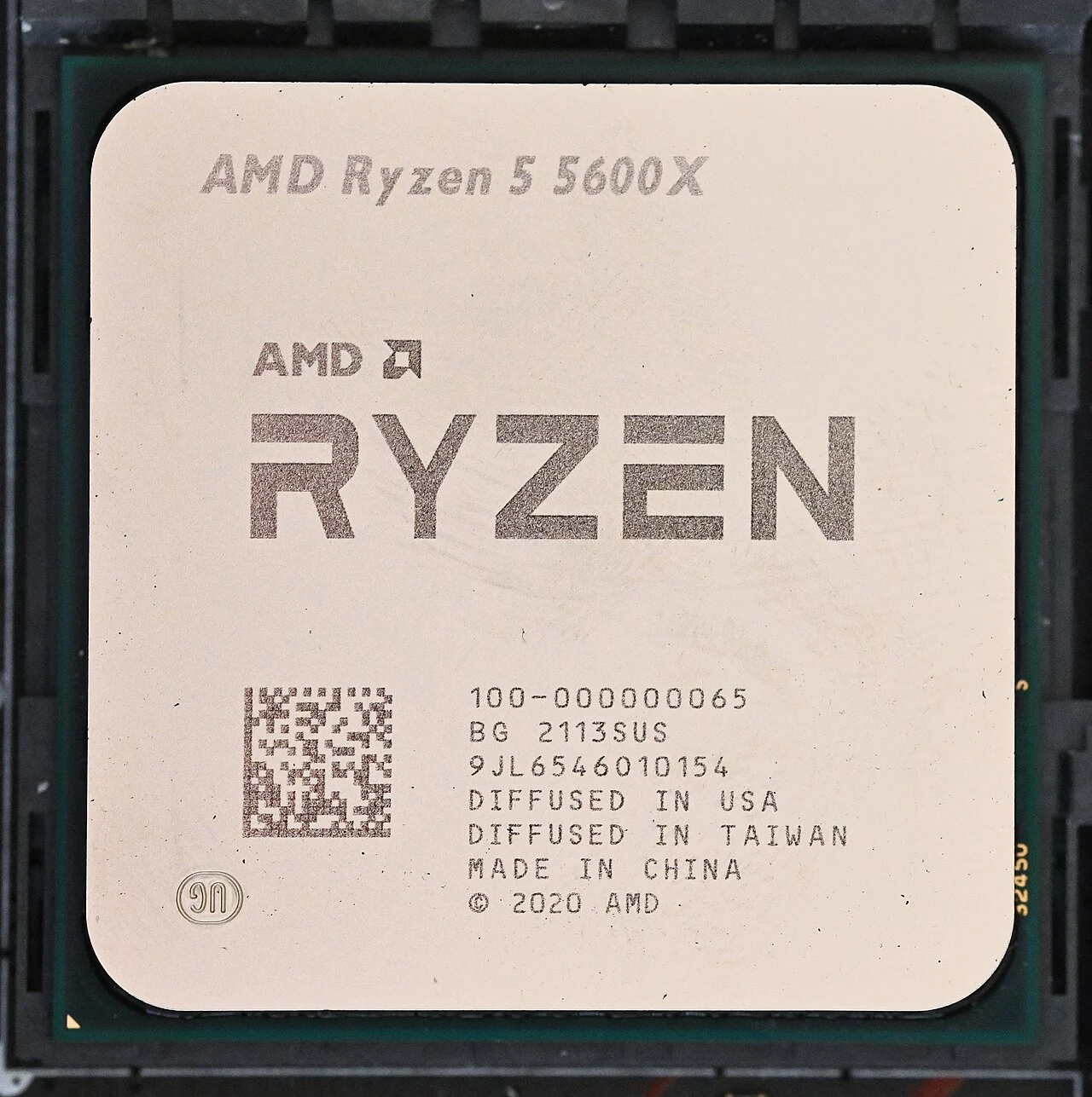 Fotografia aproximada de um processador AMD Ryzen 5 5600X no soquete AM4