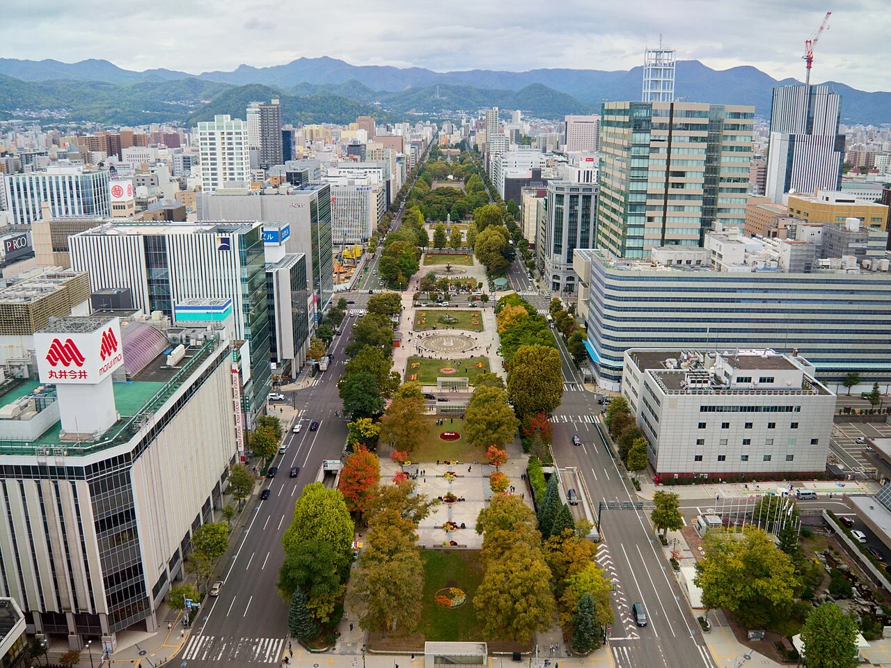 Vista do Parque Odori e dos prédios de Sapporo, no Japão
