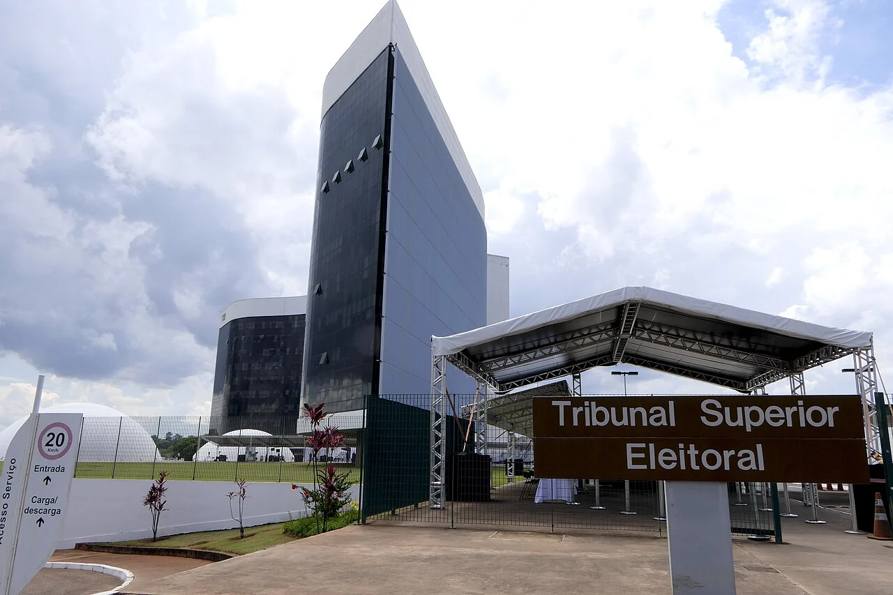 Prédio e placa do Tribunal Superior Eleitoral em Brasília, em fotografia de arquivo