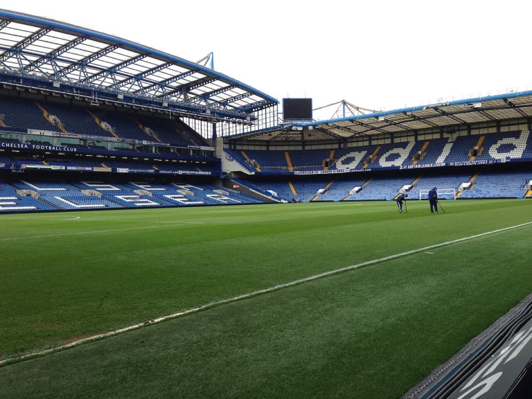 Gramado e arquibancadas azuis de Stamford Bridge, estádio do Chelsea