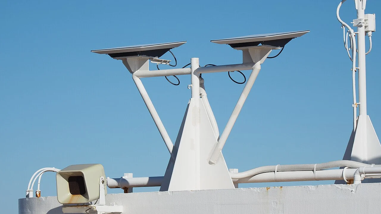 Dois terminais Starlink instalados em uma embarcação, exemplo de equipamento que o Vivo Satélite não exige