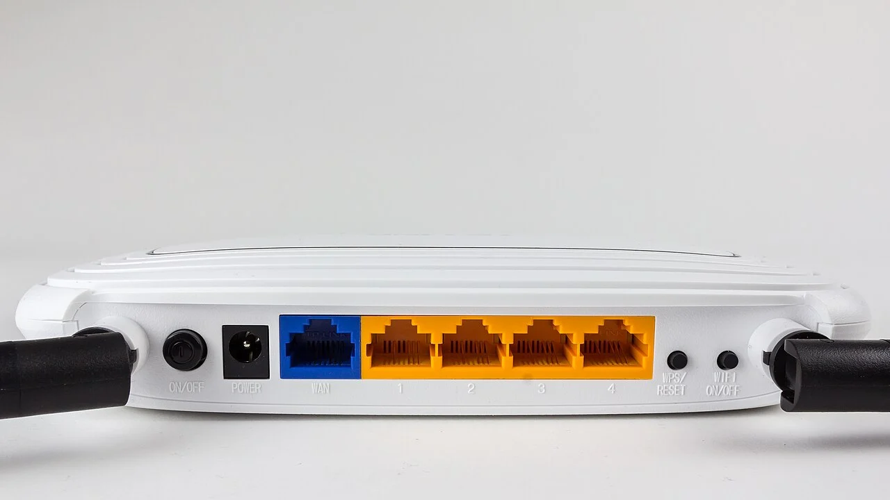 Parte traseira de um roteador TP-Link com portas de rede e conexões físicas