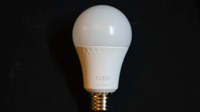 Lâmpada inteligente Tapo fotografada sobre fundo escuro, representando dispositivos de iluminação usados em casas conectadas