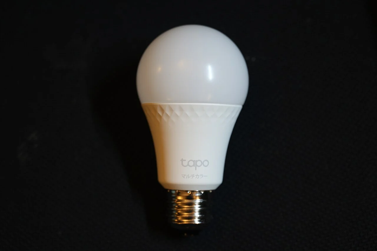 Fotografia de uma lâmpada inteligente LED TP-Link Tapo com encaixe de rosca