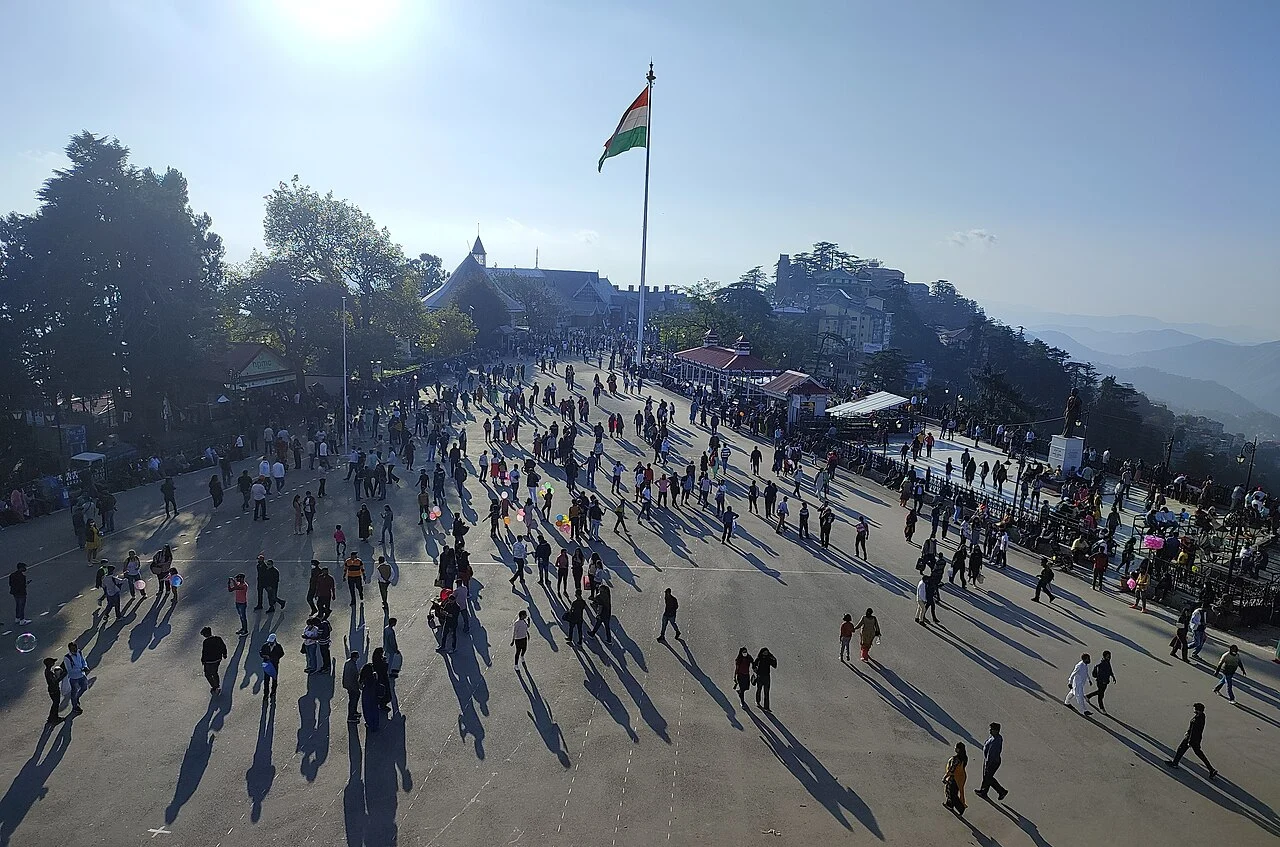 Praça The Ridge em Shimla com visitantes e montanhas ao fundo, local associado às gravações de Instinto de Mãe