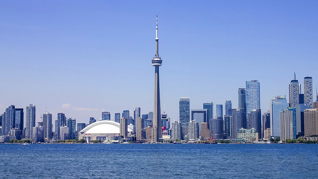 Horizonte de Toronto, no Canadá, com a CN Tower vista a partir do lago Ontário