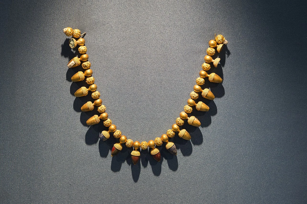 Colar antigo de ouro exposto no Museu de Uşak, na Turquia, associado ao acervo lídio