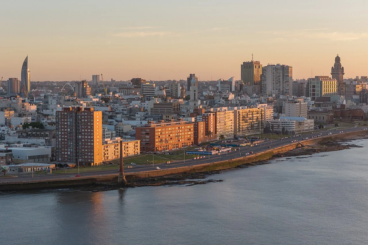 Vista aérea da orla e dos edifícios de Montevidéu, no Uruguai