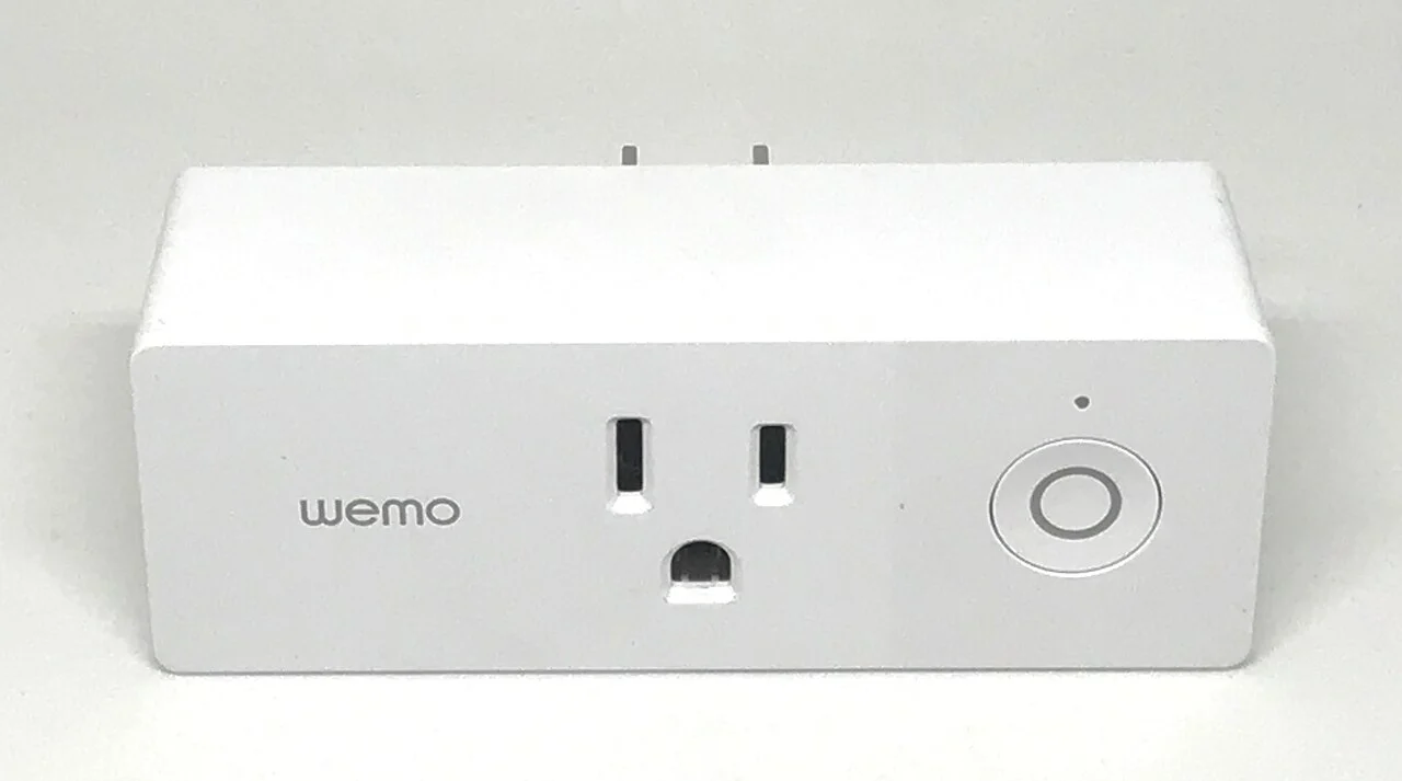 Exemplo de tomada inteligente Wemo com botão físico de acionamento