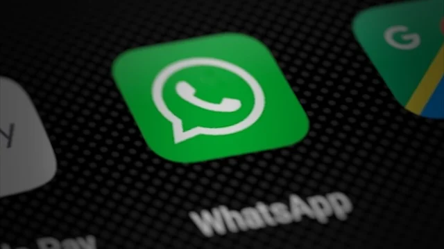 Ícone do WhatsApp exibido na tela de um smartphone